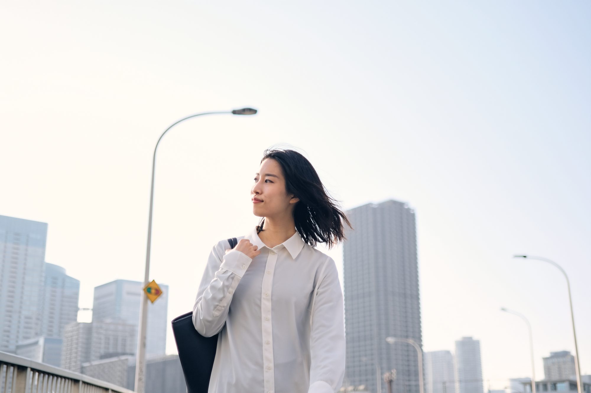 街を歩く女性